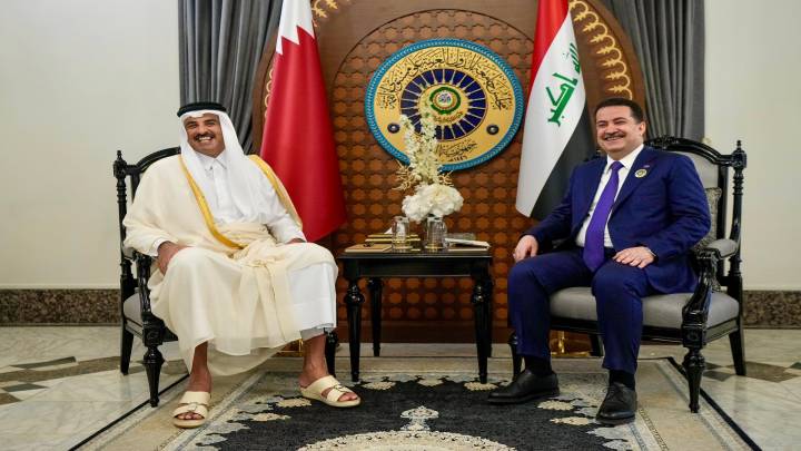 ﻿علم البحرين في استقبال أمير قطر ..  ووضع خاطئ للعلم العراقي في منصة رئيس القمة